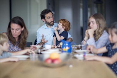 Famille à table - Ecole des Parents d'enfants sourds