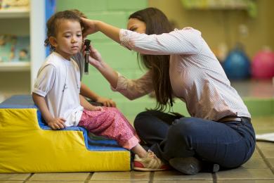 Médecin auscultant l'oreille d'une enfant