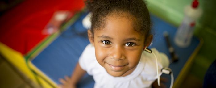 Petite fille appareillée