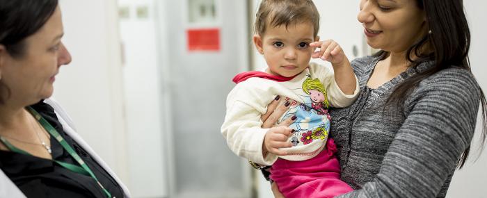 Une maman avec son enfant sourd