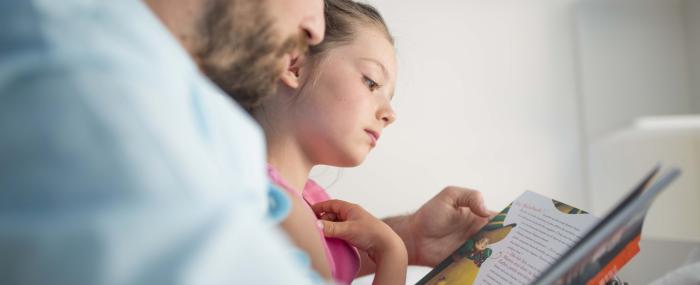 Pere et fille lecture