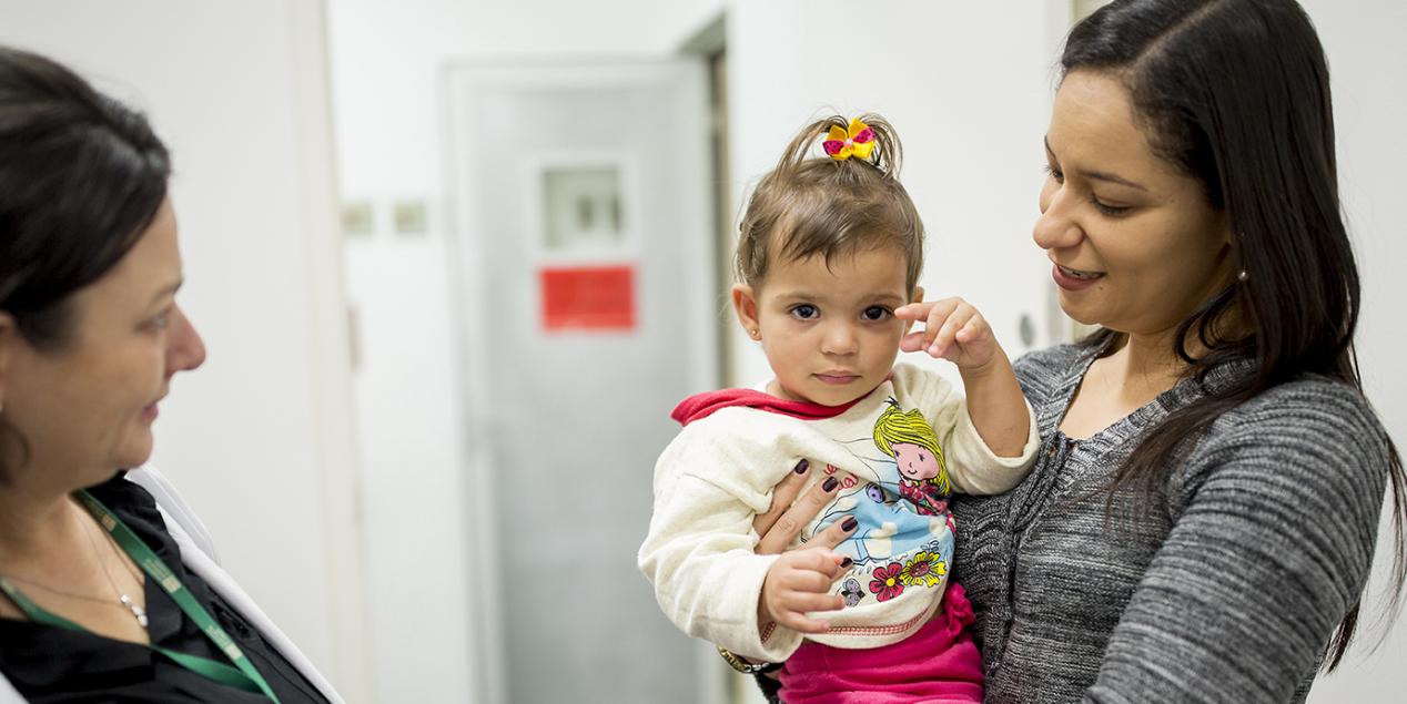 Une maman avec son enfant sourd